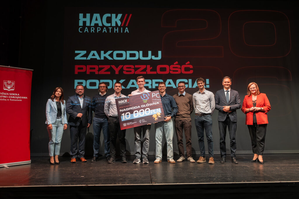Foto: Gala finałowa trzeciej edycji HackCarpathia w Teatrze im. Wandy Siemaszkowej w Rzeszowie. / Źródło: PCI