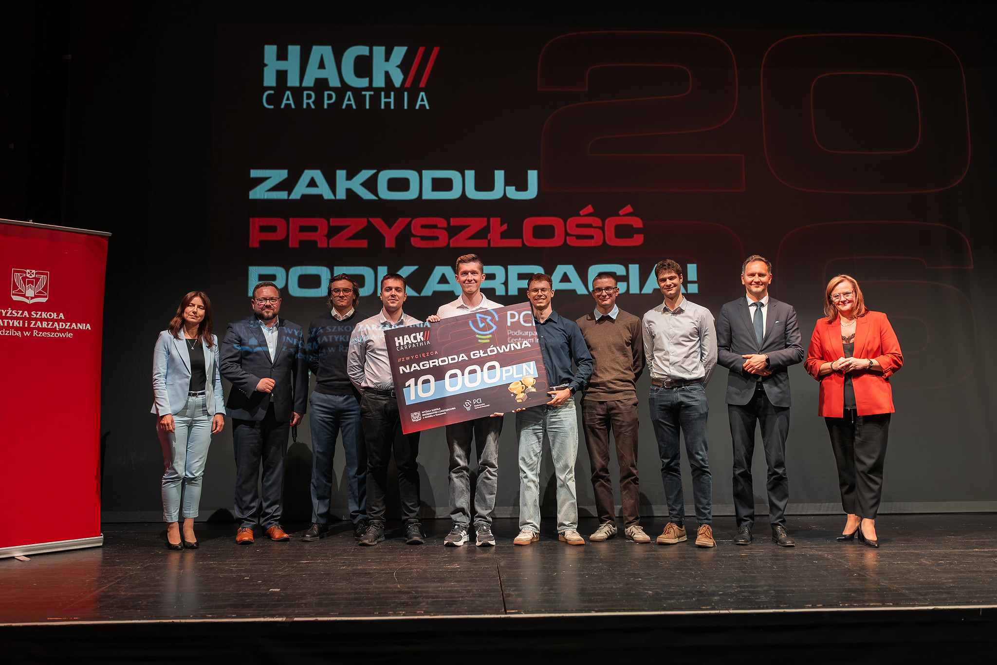 Foto: Gala finałowa trzeciej edycji HackCarpathia w Teatrze im. Wandy Siemaszkowej w Rzeszowie. / Źródło: PCI