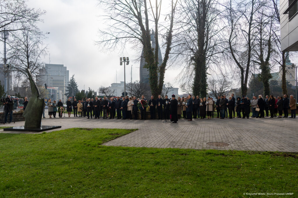 Foto: Uczestnicy uroczystości rocznicowej katastrofy smoleńskiej przed Urzędem Marszałkowskim w Rzeszowie /  Autor zdjęć: Krzysztof Witek
 Biuro Prasowe UMWP