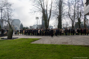 Foto: Uczestnicy uroczystości rocznicowej katastrofy smoleńskiej przed Urzędem Marszałkowskim w Rzeszowie /  Autor zdjęć: Krzysztof Witek
 Biuro Prasowe UMWP