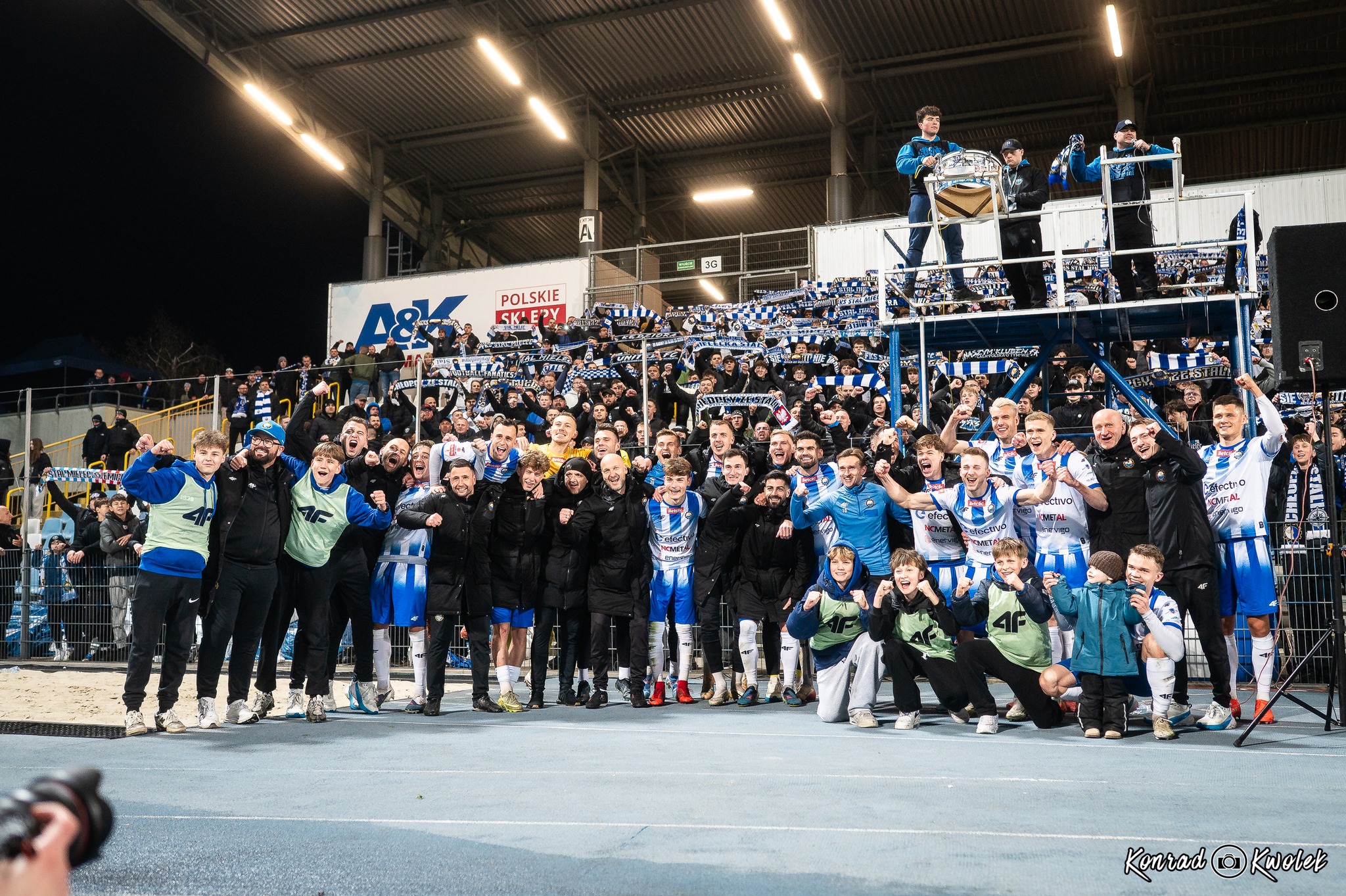 Foto: Świętowanie zwycięstwa zawodników Stali Mielec po meczu derbowym z Stalą Rzeszów.  /  Autorzy zdjęć: Konrad Kwolek, Grzegorz Bąk
Podkarpacki Związek Piłki Nożnej