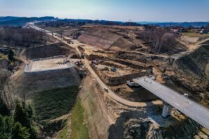 Budowa zbiornika retencyjnego ZBR‑3.1 na odcinku S19 Babica–Jawornik w marcu 2026 r. / Źródło: Generalna Dyrekcja Dróg Krajowych i Autostrad - Oddział Rzeszów