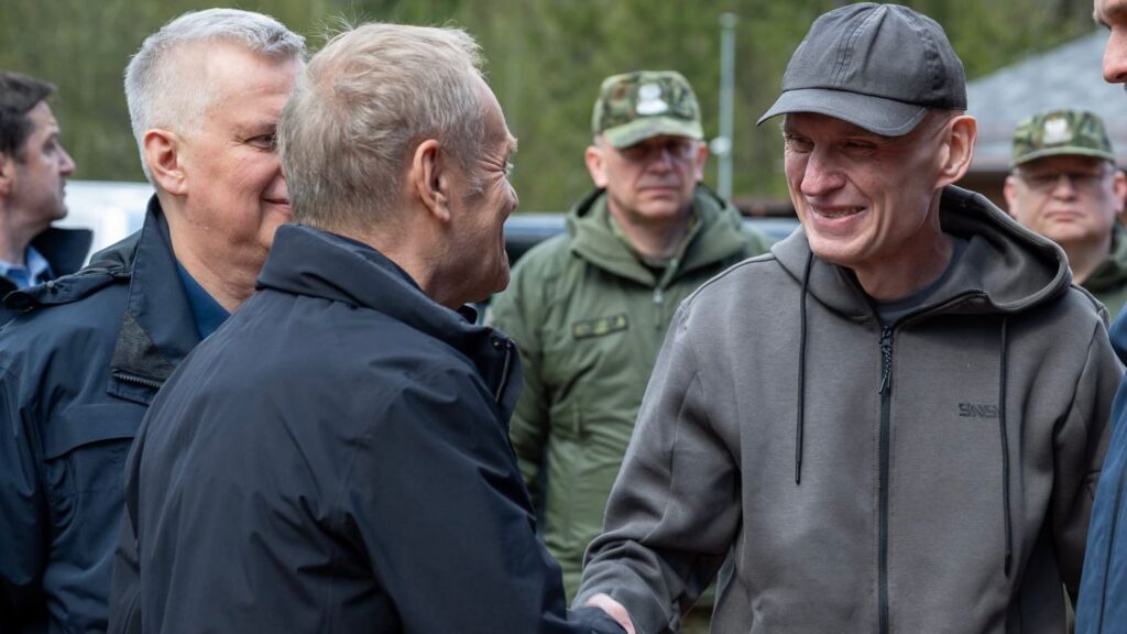 Foto: Premier D. Tusk z Andrzejem Poczobutem / Źródło: Kancelaria Prezesa Rady Ministrów