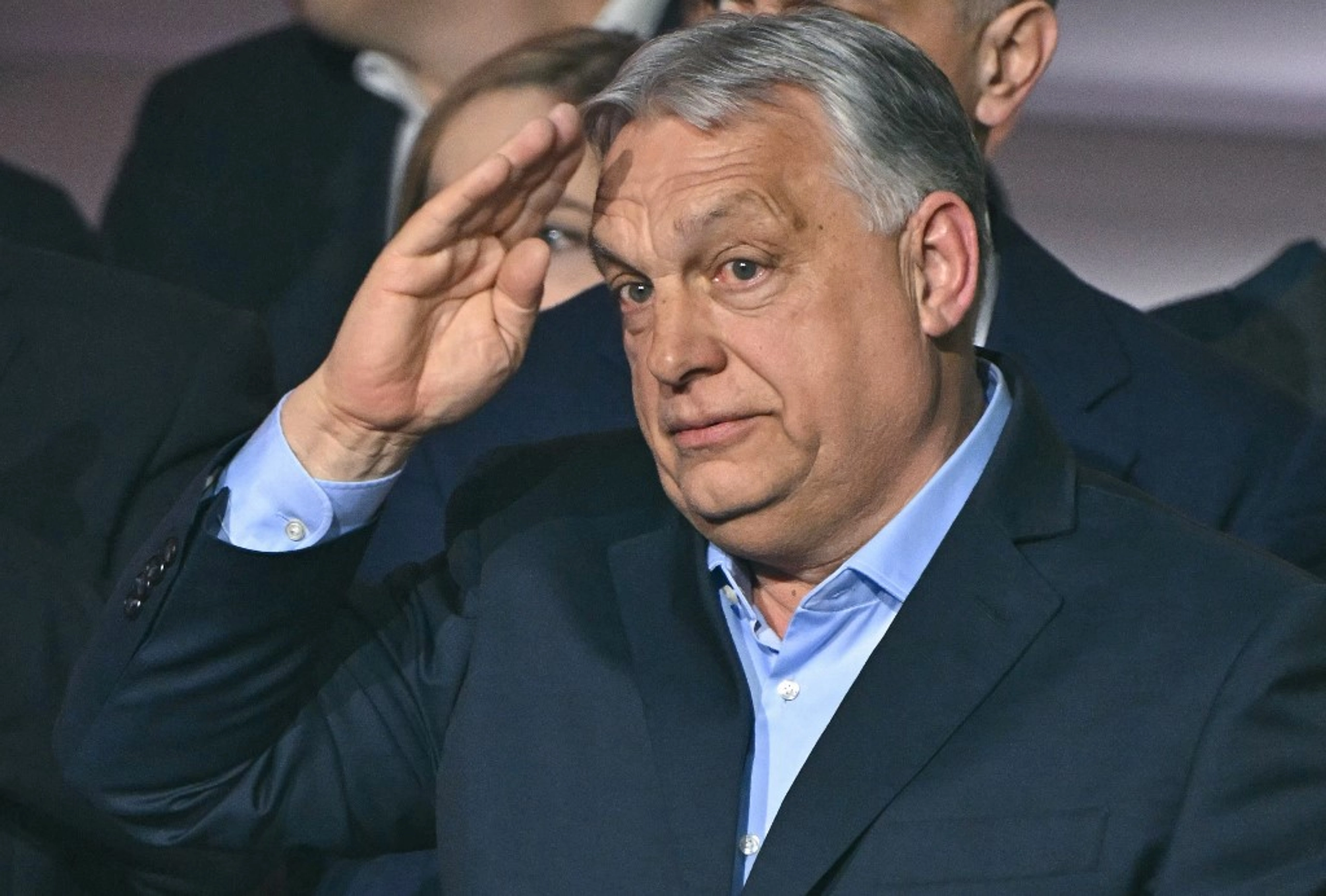 Foto: Premier Węgier Viktor Orbán pozdrawia swoich zwolenników w centrum Balna w Budapeszcie podczas wyborów parlamentarnych na Węgrzech, 12 kwietnia 2026 r. (Zdjęcie: Attila KISBENEDEK / AFP) / Źródło: kyivpost.com
