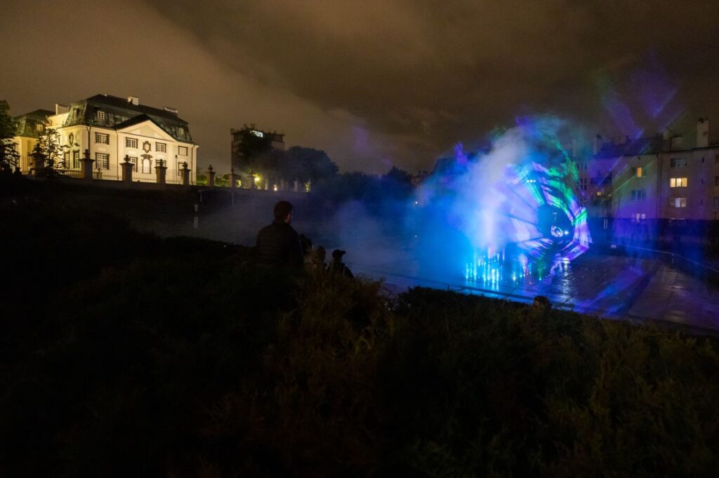 Foto: zdjęcie z pokazu rzeszowskiej Fontanny Multimedialnej, fot. archiwum/Urząd Miasta Rzeszowa