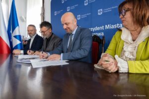 Foto: zdjęcie z podpisania umowy z firmą ABM Architektura Nieruchomości z Gliwic - wykonawcą szkoły na osiedlu Budziwój w Rzeszowie, fot. Grzegorz Bukała, Urząd Miasta Rzeszowa / Źródło: Serwis Informacyjny Urzędu Miasta Rzeszowa