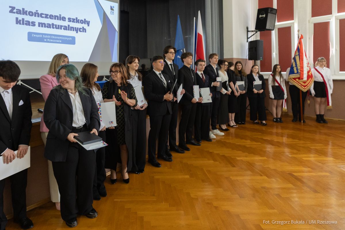 Foto: zdjęcie z zakończenia roku szkolnego najwyższych klas szkół podstawowych w Rzeszowie, fot. Grzegorz Bukała, Urząd Miasta Rzeszowa / Źródło: Serwis informacyjny Urzędu Miasta Rzeszowa