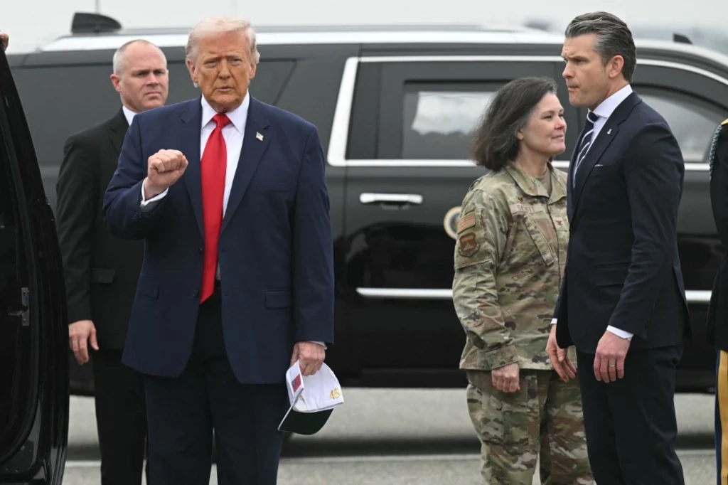 Foto: Prezydent USA Donald Trump i sekretarz obrony Pete Hegseth przybywają do bazy sił powietrznych Dover w Dover w stanie Delaware, 7 marca 2026 r., aby wziąć udział w uroczystości godnego przekazania. (Zdjęcie: SAUL LOEB / AFP) / Źródło: kyivpost.com