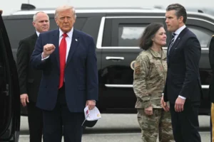 Foto: Prezydent USA Donald Trump i sekretarz obrony Pete Hegseth przybywają do bazy sił powietrznych Dover w Dover w stanie Delaware, 7 marca 2026 r., aby wziąć udział w uroczystości godnego przekazania. (Zdjęcie: SAUL LOEB / AFP) / Źródło: kyivpost.com
