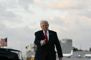 Foto: Prezydent USA Donald Trump gestykuluje po przylocie na międzynarodowe lotnisko w Miami, 11 kwietnia 2026 r. (Zdjęcie: Jim WATSON / AFP) / Źródło: kyivpost.com