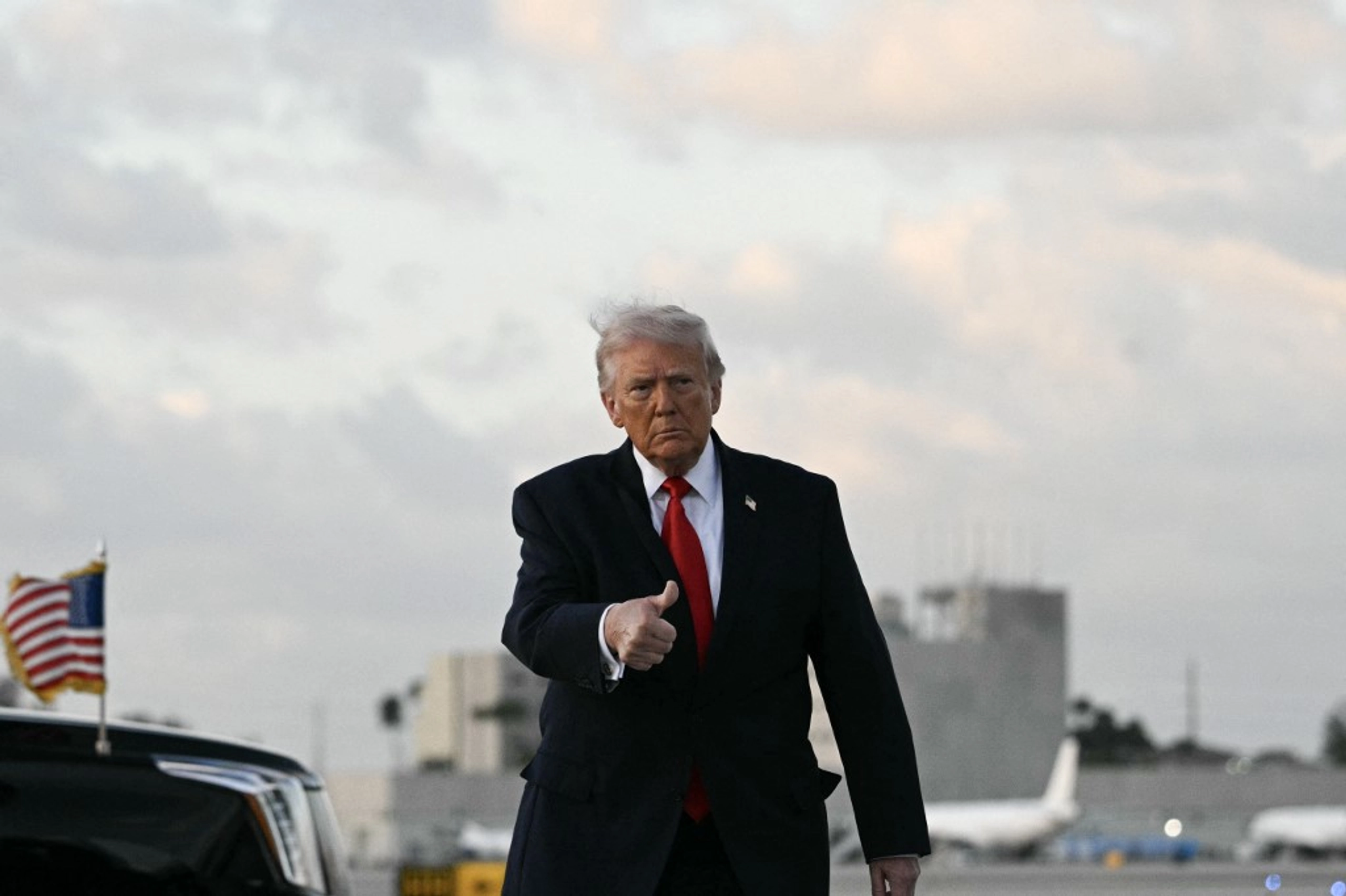 Foto: Prezydent USA Donald Trump gestykuluje po przylocie na międzynarodowe lotnisko w Miami, 11 kwietnia 2026 r. (Zdjęcie: Jim WATSON / AFP) / Źródło: kyivpost.com