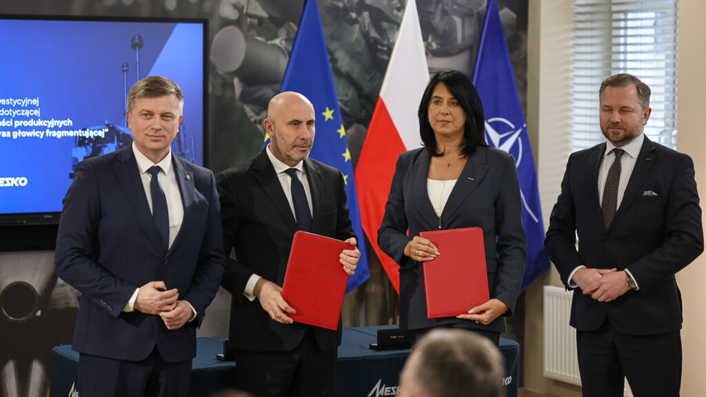 Foto: Wiceminister obrony narodowej Paweł Bejda wziął udział w uroczystości podpisania umowy inwestycyjnej w Zakładach MESKO S.A, która dotyczyła ustanowienia zdolności produkcyjnych silników rakietowych oraz głowic fragmentarycznych pocisków rakietowych CAMM-ER pozyskiwanych w ramach programu NAREW / Źródło: Ministerstwo Obrony Narodowej