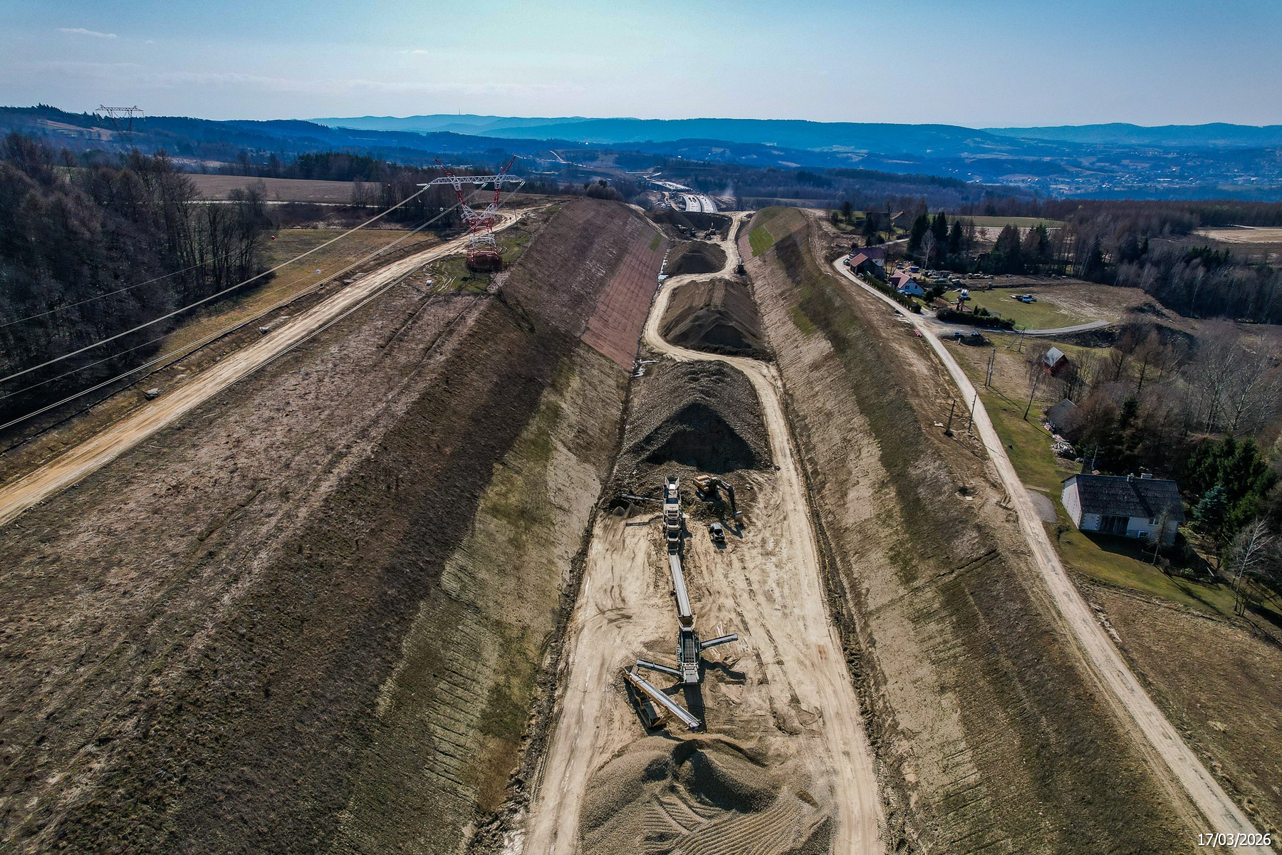 Foto: Prace ziemne na odc. S19 Babica - Jawornik / Źródło: Generalna Dyrekcja Dróg Krajowych i Autostrad - Oddział Rzeszów
