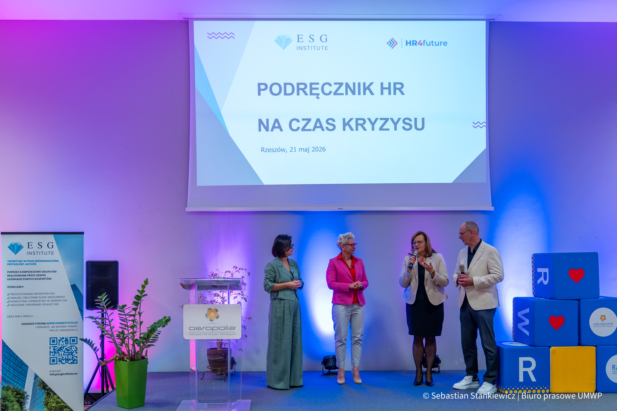 Foto: Zdjęcie grupowe uczestników konferencji „Człowiek ważniejszy niż technologia” – TechFest w Rzeszowie / Autor  zdjęć: Sebastian Stankiewicz
Biuro Prasowe UMWP