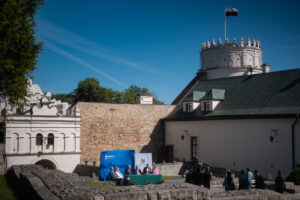 Foto: Konferencja prasowa na Zamku Kazimierzowskim, podczas której ogłoszono szczegóły projektu „Ochrona, rozwój i promowanie dziedzictwa kulturowego MOF Przemyśl i usług w dziedzinie kultury”. / Autor zdjęć: Sebastian Kieszkowski / Oddział ds. kreacji wizualnej i zarządzania serwisami internetowymi