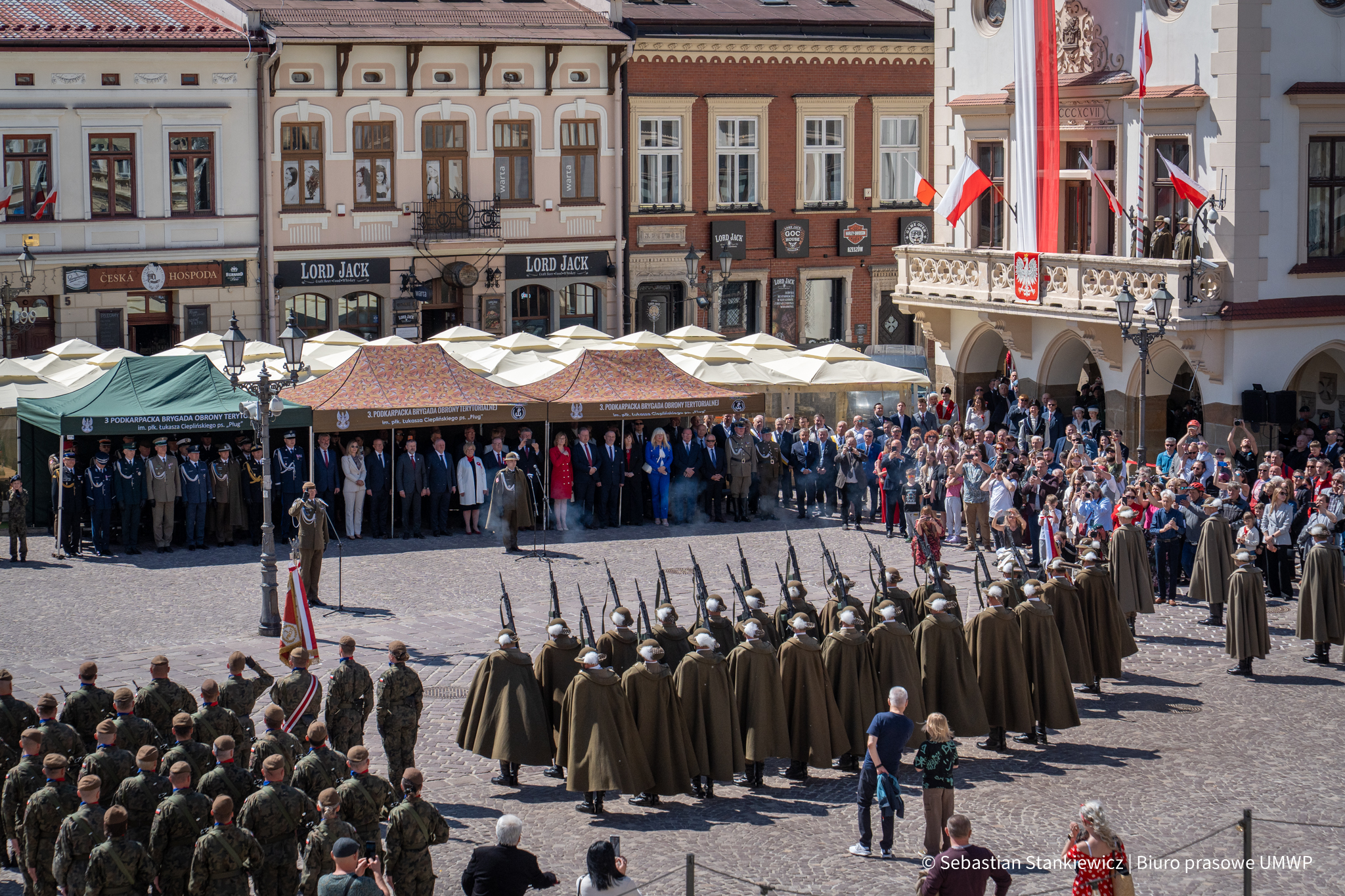 Foto: Uroczysty apel i defilada służb mundurowych na rzeszowskim Rynku z okazji Święta Konstytucji / Autor  zdjęć: Sebastian Stankiewicz
Biuro Prasowe UMWP