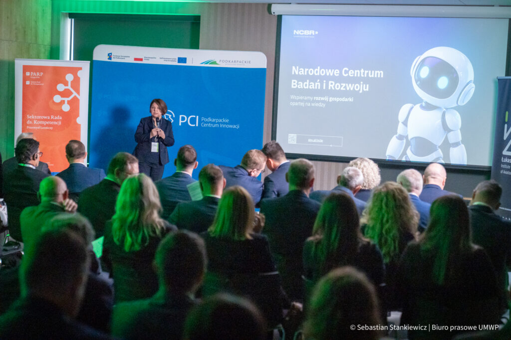 Foto: Omówienie mechanizmów finansowania innowacyjnych prac badawczo-rozwojowych w sektorze lotniczym. / Źródło: Autor  zdjęć: Sebastian Stankiewicz / Biuro Prasowe UMWP