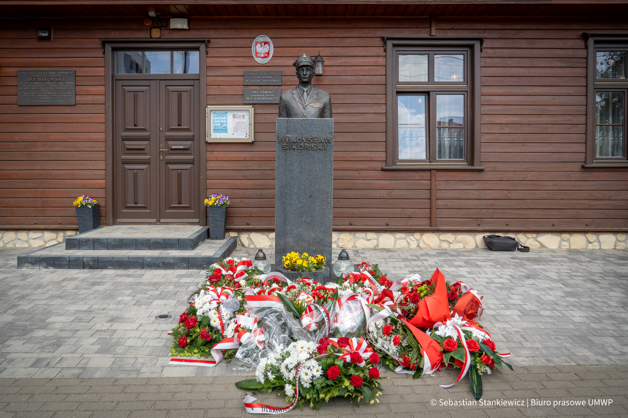 Foto: Miejsce pamięci przed rodzinnym domem generała – Centrum Pamięci w Tuszowie Narodowym / Autor  zdjęć: Sebastian Stankiewicz
Biuro Prasowe UMWP