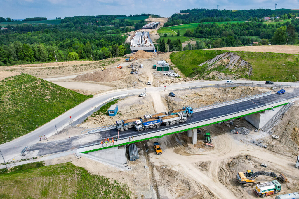 Foto: Próbne obciążenie wiaduktu / Źródło: Generalna Dyrekcja Dróg Krajowych i Autostrad - Oddział Rzeszów
