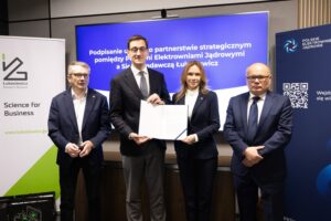 Sieć Badawcza Łukasiewicz - Tomasz Szubiela (wiceprezes PEJ), Bogumiła Czarska-Karbowiak (wiceprezes PEJ), Hubert Cichocki (prezes Łukasiewicza), Wiesław Skwarko (wiceprezes Łukasiewicza)