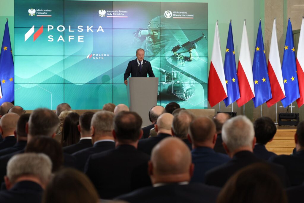Premier D. Tusk podczas uroczystości podpisania umowy SAFE