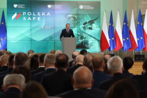 Premier D. Tusk podczas uroczystości podpisania umowy SAFE