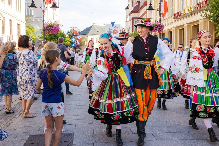 Korowód Zespołów Polonijnych przeszedł w piątek ulicami Rzeszowa. Fot. Tadeusz Poźniak / Archiwum BiznesiStyl.pl