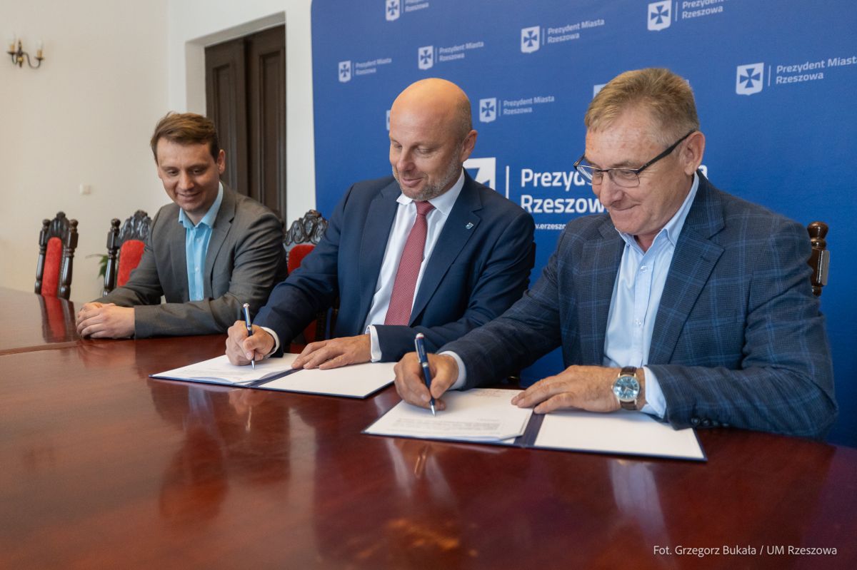 Foto: zdjęcie z podpisania umowy z wykonawcą mini - rond na rzeszowskich skrzyżowaniach, fot. Grzegorz Bukała, Urząd Miasta Rzeszowa