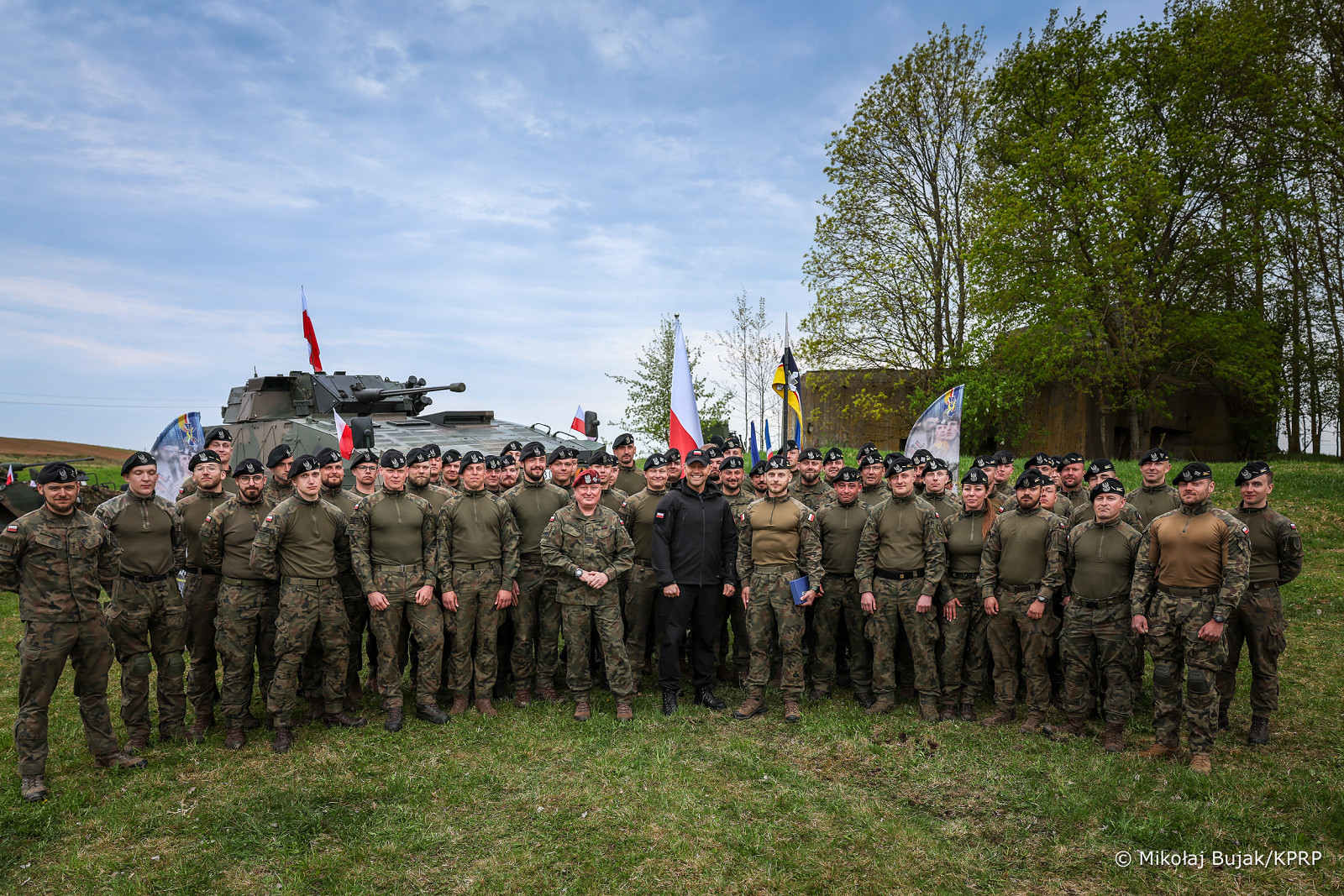 Foto:  Prezydenci Karol Nawrocki oraz Gitanas Nausėda obserwują ćwiczenia wojskowe „Brave Griffin 26–II” (1)
 / Źródło: Oficjalna strona Prezydenta Rzeczypospolitej Polskiej