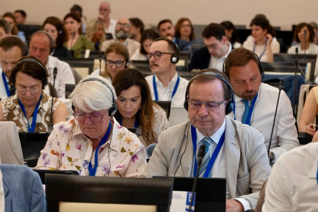 Foto: Delegaci biorący udział w 9. wyjazdowym posiedzeniu komisji ENVE w Asyżu, poświęconym bezpieczeństwu energetycznemu i polityce środowiskowej UE. / Źródło:  Zdjęcia: EKR