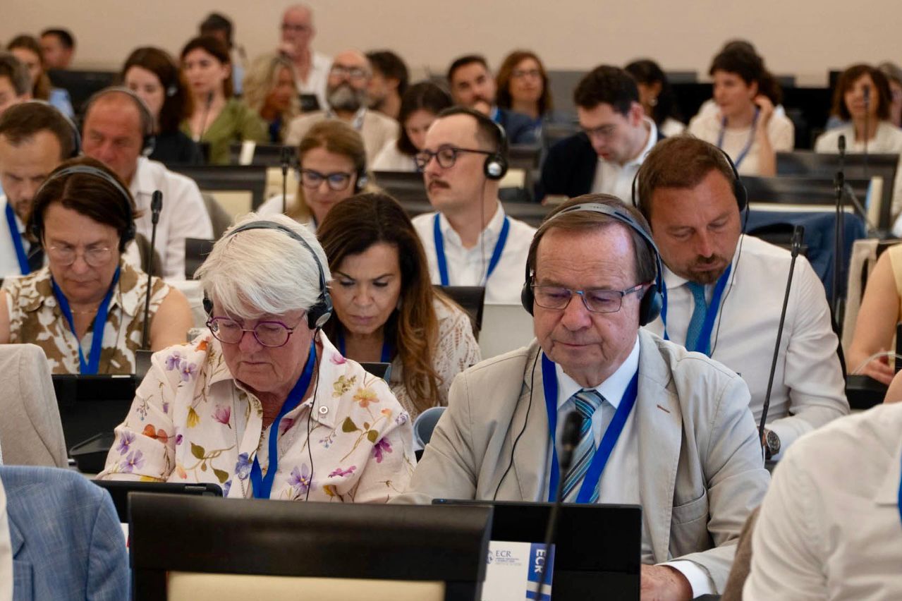 Foto: Delegaci biorący udział w 9. wyjazdowym posiedzeniu komisji ENVE w Asyżu, poświęconym bezpieczeństwu energetycznemu i polityce środowiskowej UE. / Źródło:  Zdjęcia: EKR