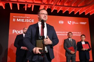 Karol Ożóg, Wicemarszałek Województwa Podkarpackiego, wygłaszający przemówienie po odebraniu wyróżnienia dla regionu. /  Autor zdjęć: Stach Leszczyński / PAP