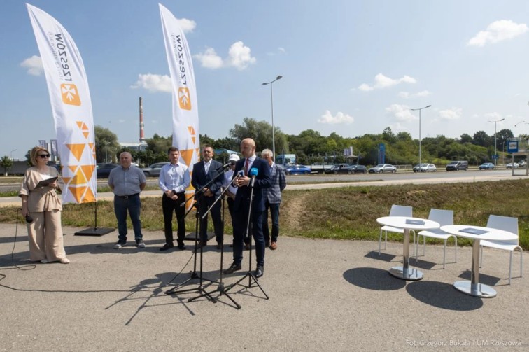 Foto: Podpisanie umowy na inwestycje drogowe w Rzeszowie, fot. Grzegorz Bukała, Urząd Miasta Rzeszowa