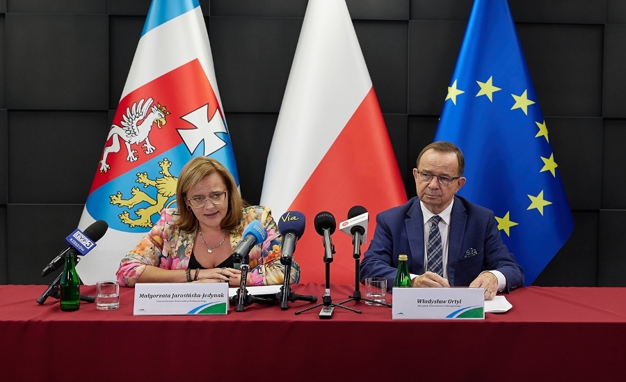 Małgorzata Jarosińska-Jedynak, członek zarządu województwa i Władysław Ortyl, marszałek województwa. Fot. Karol Ząbik/RARR