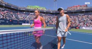 Foto: Iga Świątek pokonuje Sarę Bejlek podczas WTA w Toronto / Źródło: WTA Tour