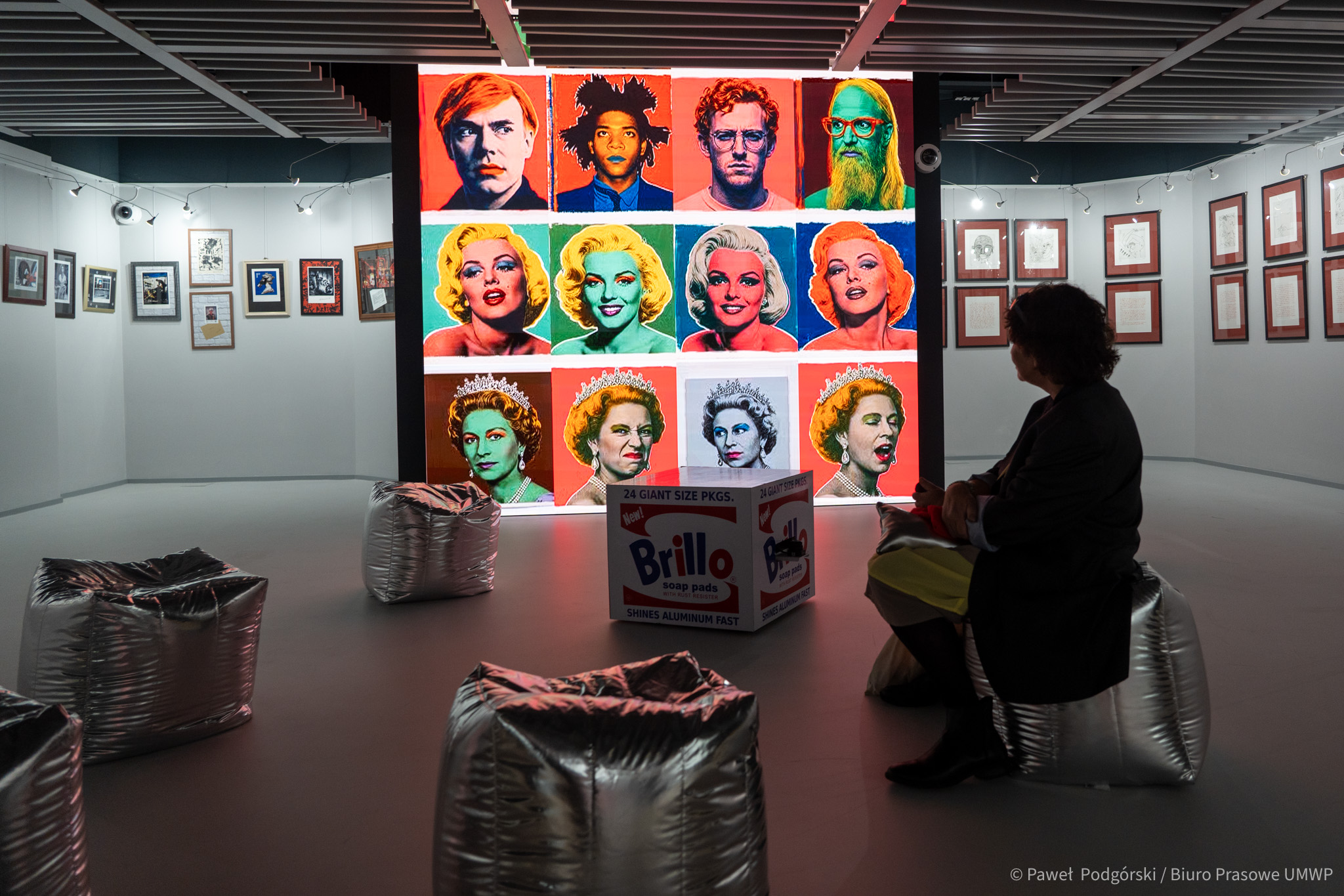 Foto: Zmodernizowana sala ekspozycyjna z multimedialnymi elementami i grafikami Andy’ego Warhola. /  Autor zdjęć: Paweł Podgórski
 Biuro Prasowe UMWP