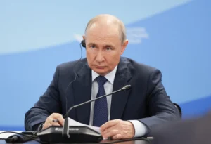 Na tym zdjęciu basenowym, opublikowanym przez rosyjską agencję państwową Sputnik, prezydent Rosji Władimir Putin uczestniczy w spotkaniu z premierem Mongolii na marginesie Wschodniego Forum Ekonomicznego we Władywostoku, 2 września 2026 r. (Zdjęcie: Wiaczesław PROKOFJEW / POOL / AFP) / Źródło: kyivpost.com