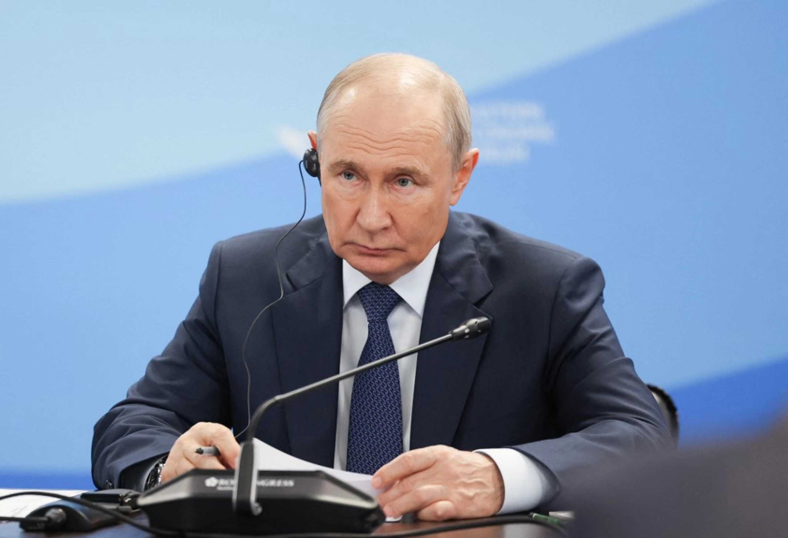 Na tym zdjęciu basenowym, opublikowanym przez rosyjską agencję państwową Sputnik, prezydent Rosji Władimir Putin uczestniczy w spotkaniu z premierem Mongolii na marginesie Wschodniego Forum Ekonomicznego we Władywostoku, 2 września 2026 r. (Zdjęcie: Wiaczesław PROKOFJEW / POOL / AFP) / Źródło: kyivpost.com