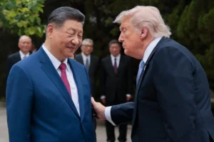 Prezydent USA Donald Trump (z prawej) gestykuluje w stronę prezydenta Chin Xi Jinpinga, opuszczając ogrody Zhongnanhai w Pekinie, 15 maja 2026 r. (Zdjęcie: Evan Vucci / POOL / AFP) / Źródło: kyivpost.com