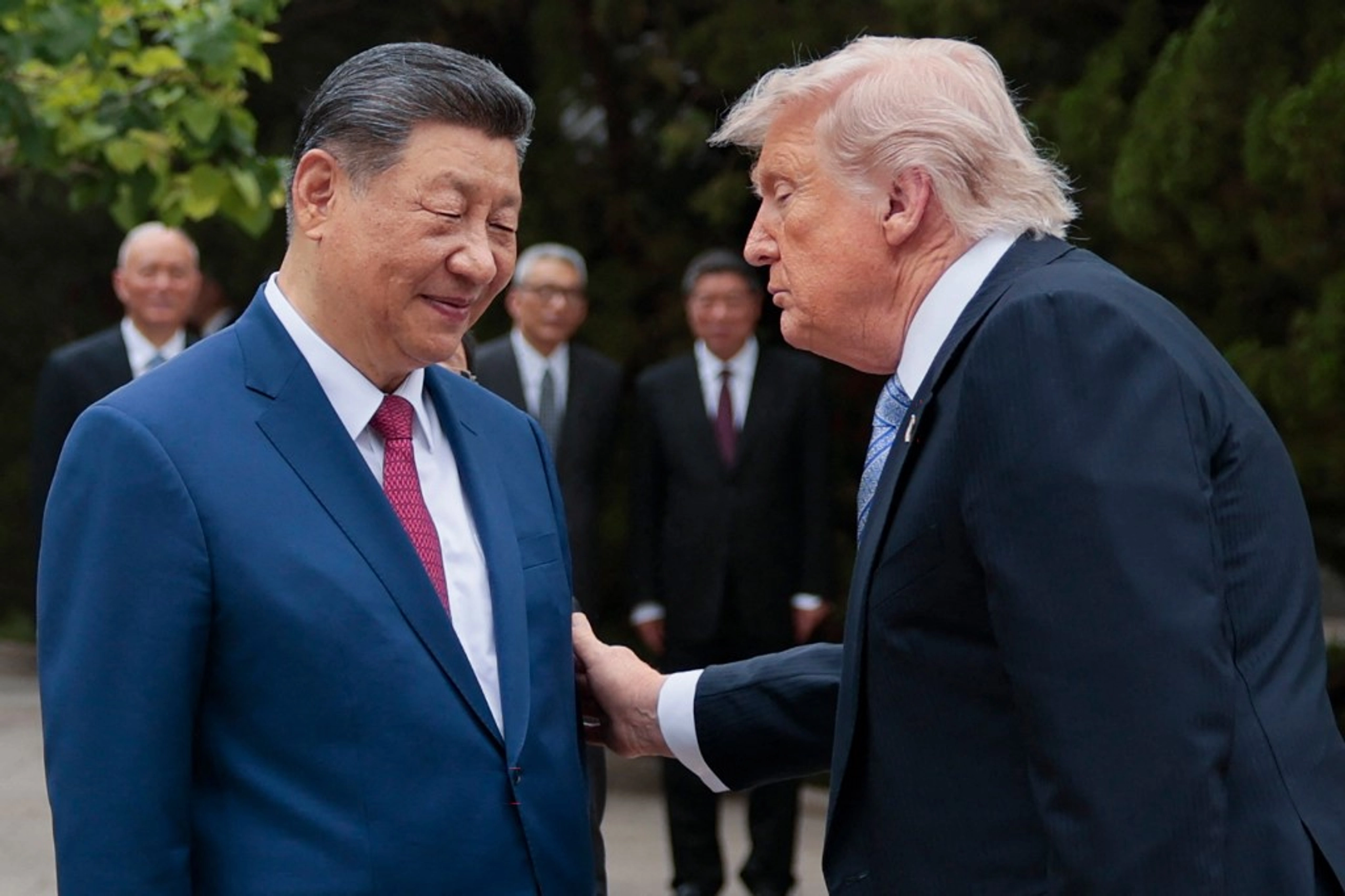 Prezydent USA Donald Trump (z prawej) gestykuluje w stronę prezydenta Chin Xi Jinpinga, opuszczając ogrody Zhongnanhai w Pekinie, 15 maja 2026 r. (Zdjęcie: Evan Vucci / POOL / AFP) / Źródło: kyivpost.com