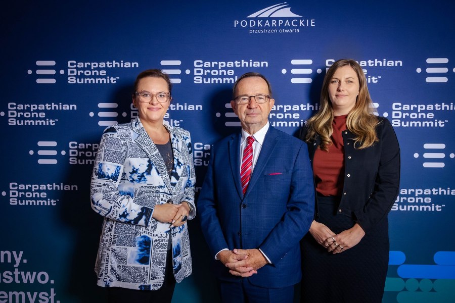 Od lewej: Małgorzata Jarosińska-Jedynak, Władysław Ortyl i Aneta Łobodzińska. Fot. Tadeusz Poźniak/RARR