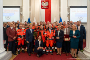 Wspólne zdjęcie uczestników i wyróżnionych po ceremonii wręczenia odznaczeń / Autor zdjęć: Paweł Podgórski
Biuro Prasowe UMWP