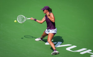 WUHAN, CHINA - OCTOBER 14: Iga Swiatek of Poland in action against Magda Linette of Poland in the women's singles second round on Day 3 of the Dongfeng Voyah Wuhan Open at Optics Valley International Tennis Center on October 14, 2026 in Wuhan, China. (Photo by Robert Prange/Getty Images)