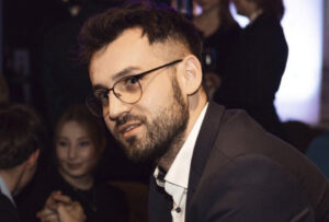 Foto: Adrian Prędkiewicz, founder w agencji marketingowej Sociends, konsultant ds. marketingu B2B, strategii, komunikacji i AI