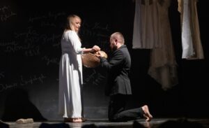 Aneta Adamska-Szukała i Maciej Szukała w spektaklu "Wszechświęte". Fot. Tadeusz Poźniak