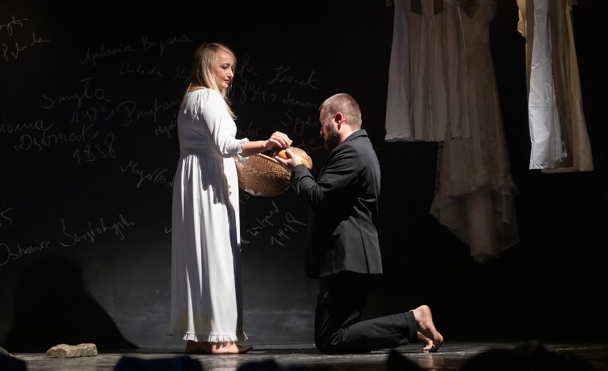Aneta Adamska-Szukała i Maciej Szukała w spektaklu "Wszechświęte". Fot. Tadeusz Poźniak
