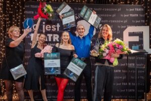 Spektakl "Dżuma" w reżyserii Wojciecha Kościelniaka, który zaprezentował Teatr Kameralny im. Wandy Rucińskiej w Bydgoszczy zachwycił jury i publiczność. Fot. Sebastian Stankiewicz/Teatr im. W. Siemaszkowej